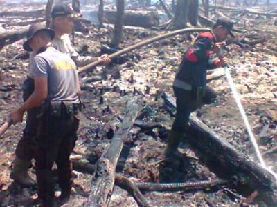  Salut, Personil Polsek Rupat Berjibaku Padamkan Api